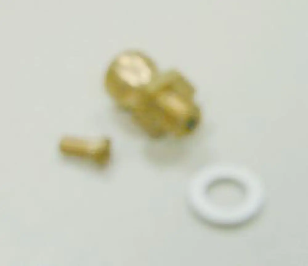 Messnippel von Remeha, bestehend aus einem Messanschluss aus Metall, einem kleinen Schraubenstück und einem weißen O-Ring.